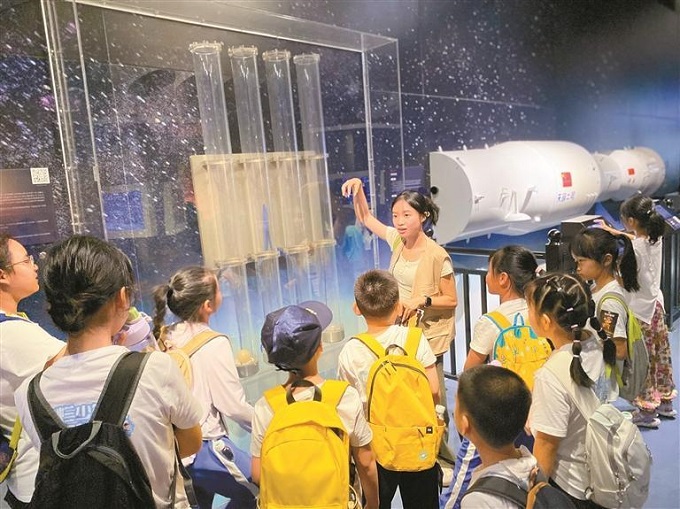 福城街道茜坑社区带领“小候鸟”开启科技探索之旅.jpg