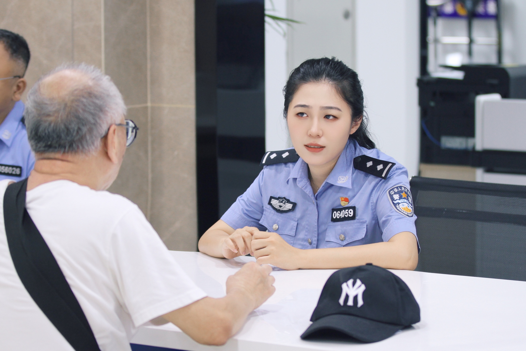 接待群众.jpg