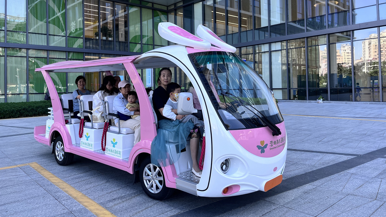 图说：龙华院区穿梭的“兔兔车”，主要用于门诊急诊之间免费摆渡。_副本.jpg