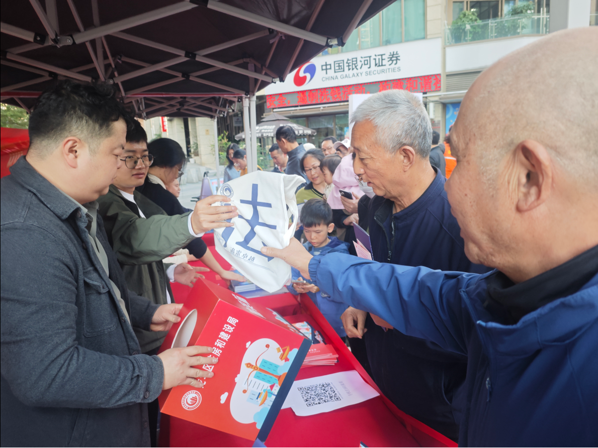 深圳市龙华区住房和建设局开展2024年宪法宣传周暨住建领域普法宣传活动