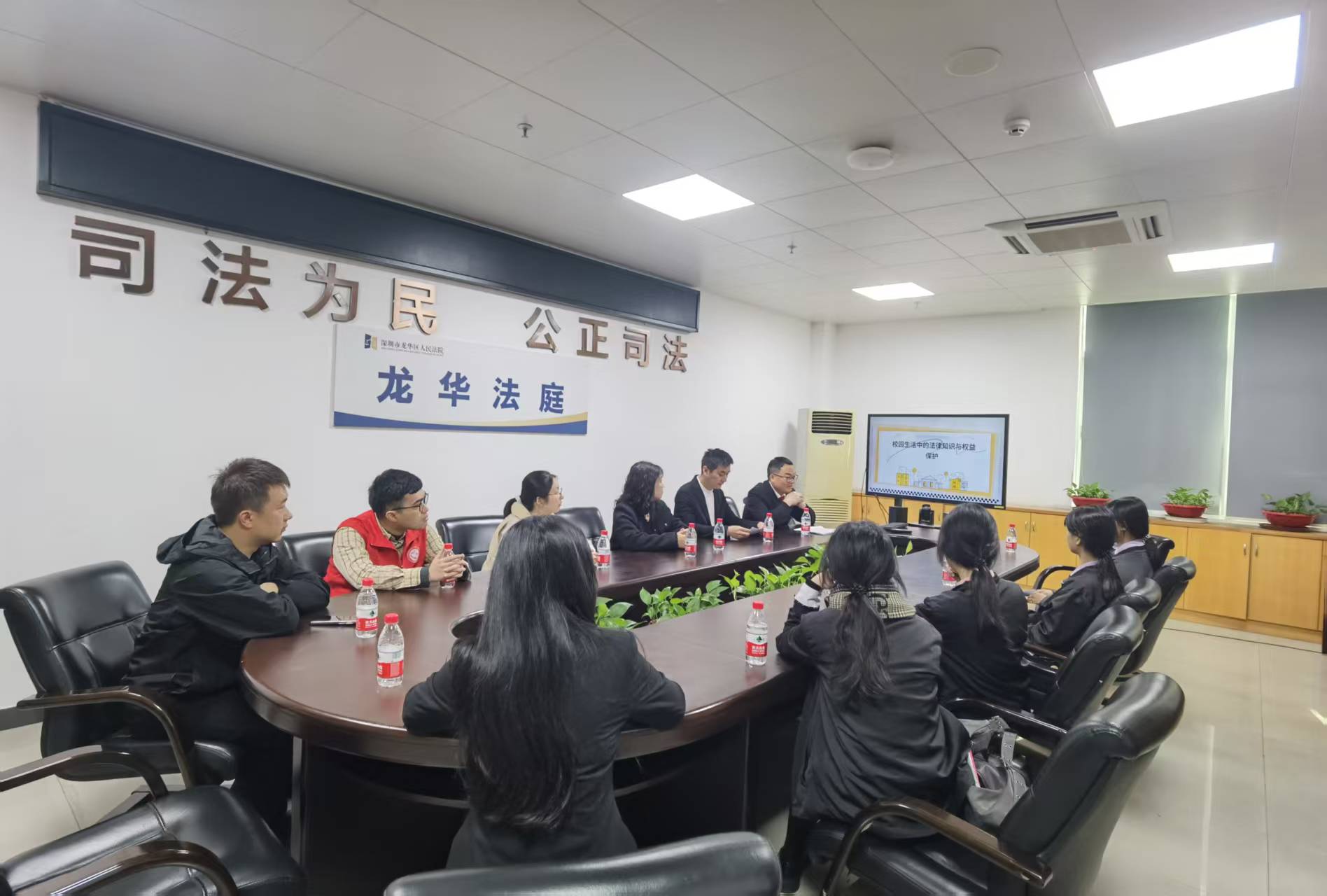 学生在上法治课1.jpg