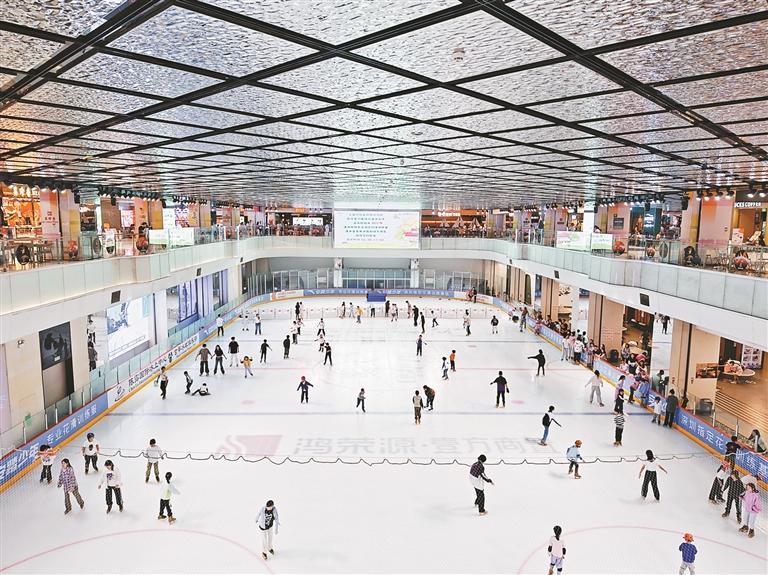 市民在龙华壹方天地体验冰雪运动。.PNG
