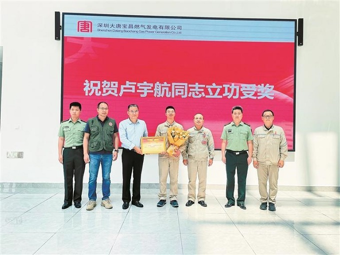 福城街道为退役士兵卢宇航送去“四有优秀士兵”喜报.jpg