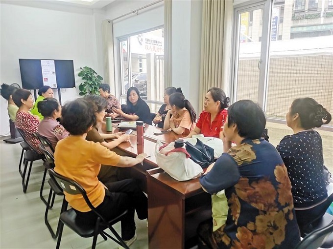 福城街道丹湖社区召开“老有所为、老有所养、老有所乐”专题研讨会.jpg