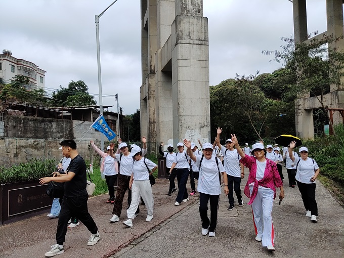 福城街道新和社区邀请长者健步走2.jpg