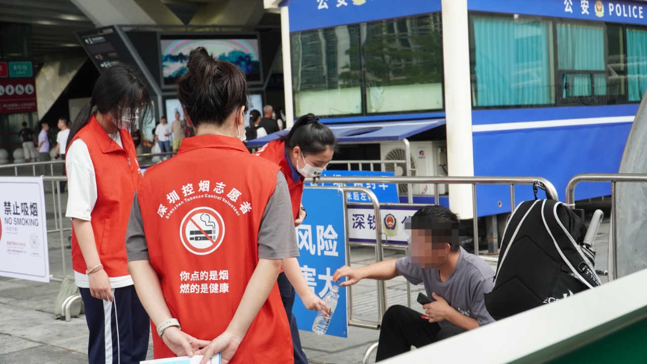 香港紫荆学院深圳福华学校学生志愿者开展控烟宣传及劝导2.jpg