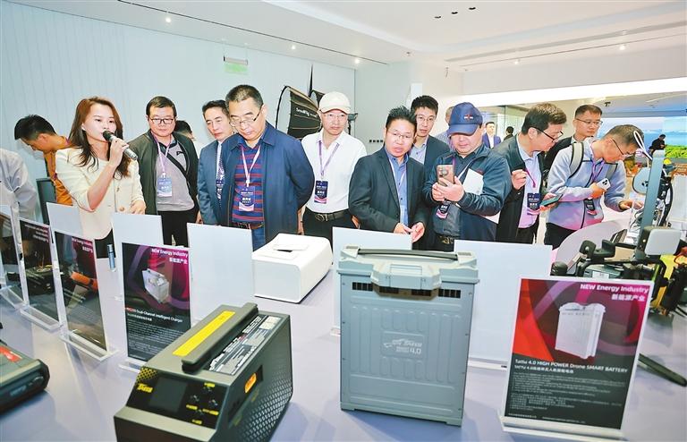 企业家代表考察龙华区国际合作中心。.jpg