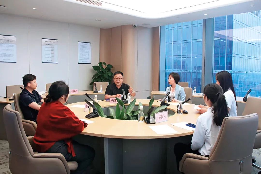 在广东省深圳市龙华区调解院，法学会基层服务站的法学专家就调解事项向当事人进行法律讲解和指引。.jpg