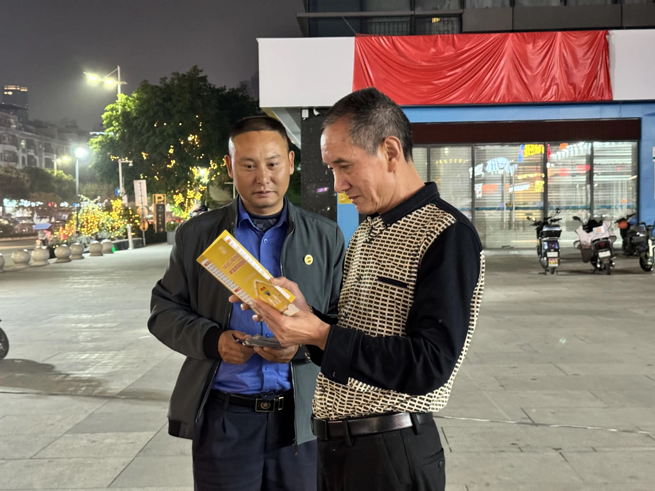 10.社区法律顾问进商圈普法.jpg