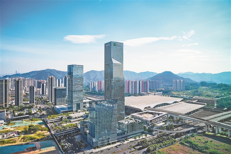2025赛迪百强区榜单发布，龙华区表现亮眼，排名第24位，跃升4个位次。图为北站国际商务区。.jpg