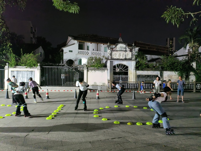 大浪街道浪口社区青年夜校以轮滑为媒，解锁青年社交新方式