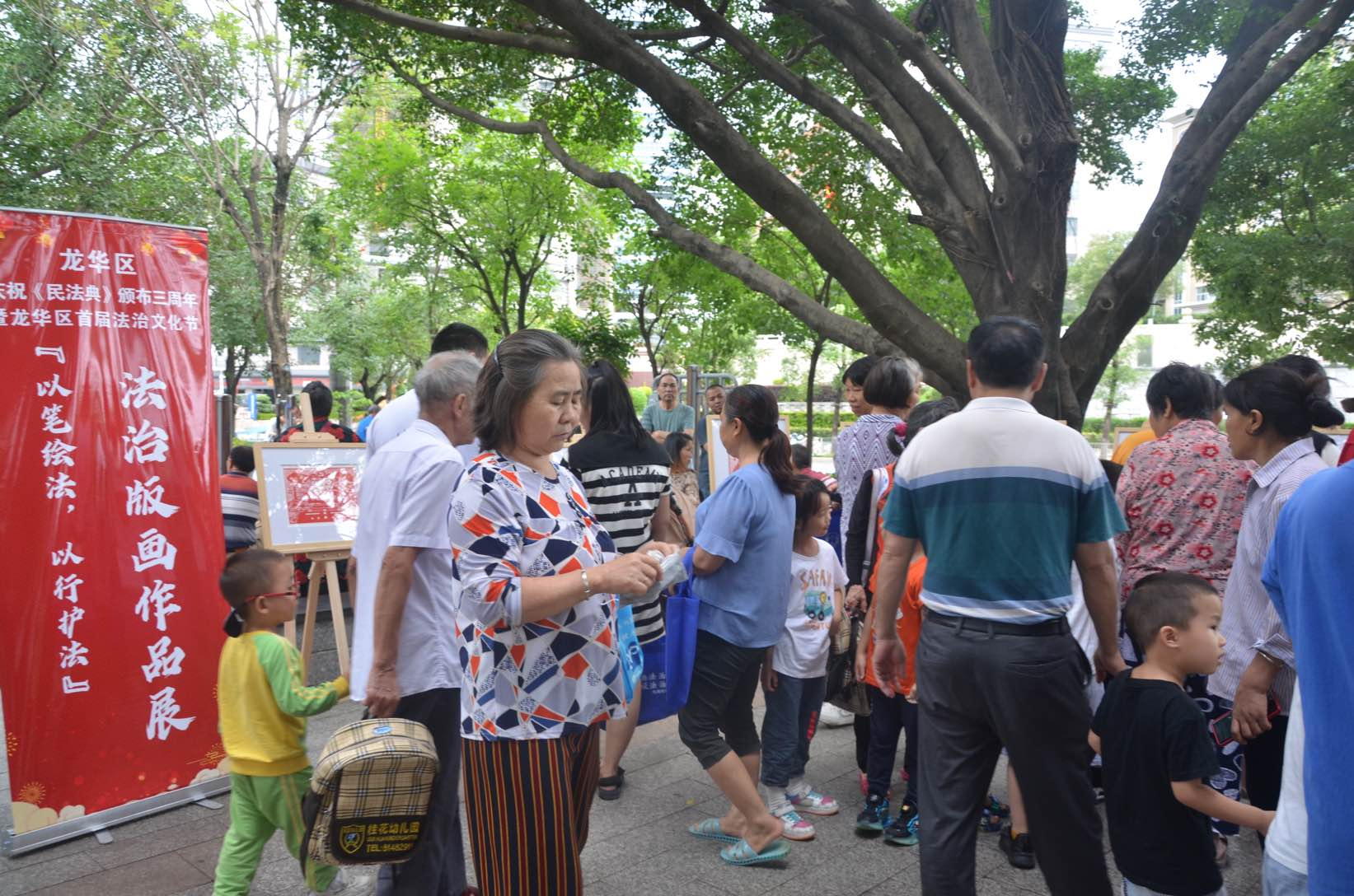 2023年5月15日，观澜司法所走进牛湖社区老二村，开展了“以笔绘法，以行护法”法治版画作品展进城中村活动，吸引众多群众驻足参与.png