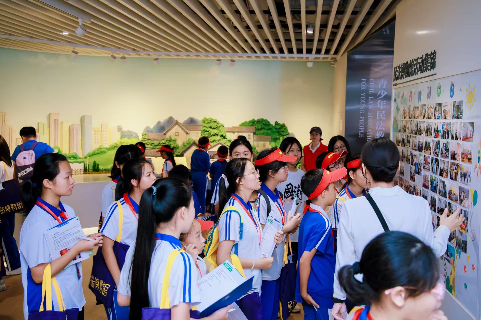 5.讲解员带领普法小使者参观民法博物馆.jpg
