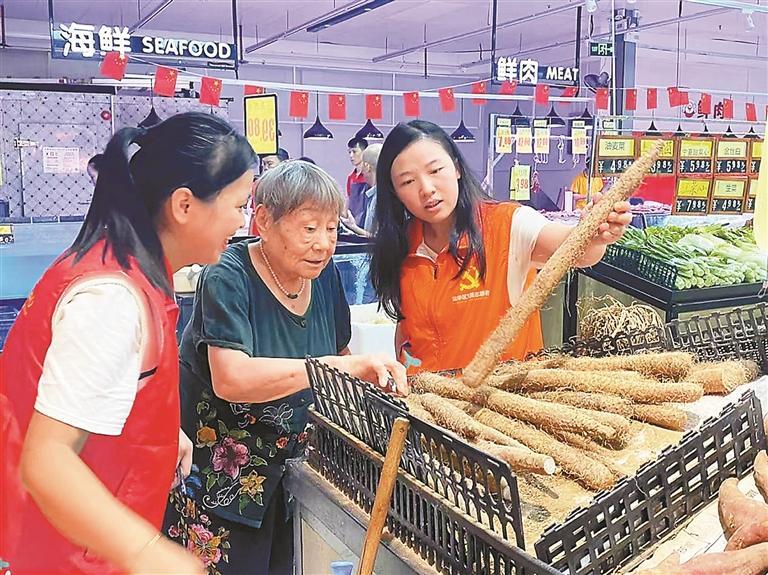 大浪街道大浪社区“共享厨娘”上门为老人煮家常菜