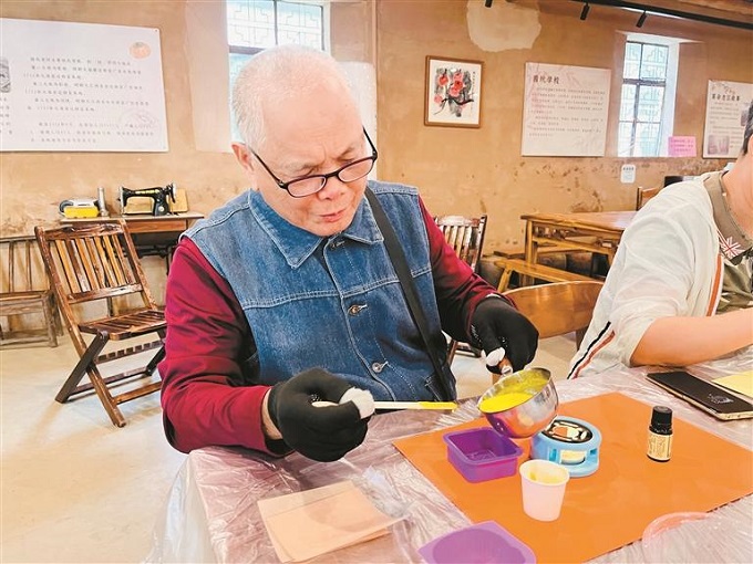 福城街道茜坑社区20名长者体验手作驱蚊艾草皂