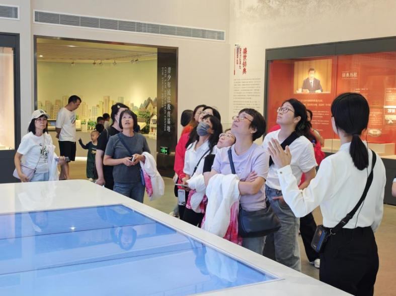 澳门妇女义工团一行体验馆内科技普法互动装置.png