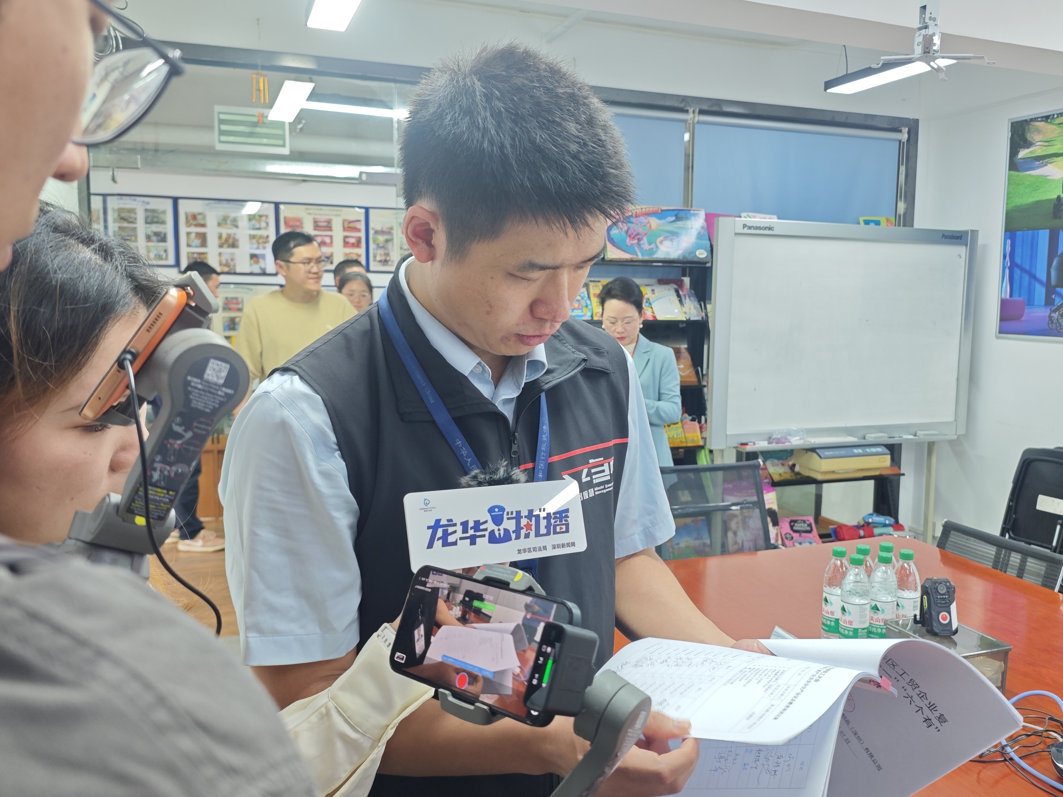 龙华区执法人员进企业检查。.jpg