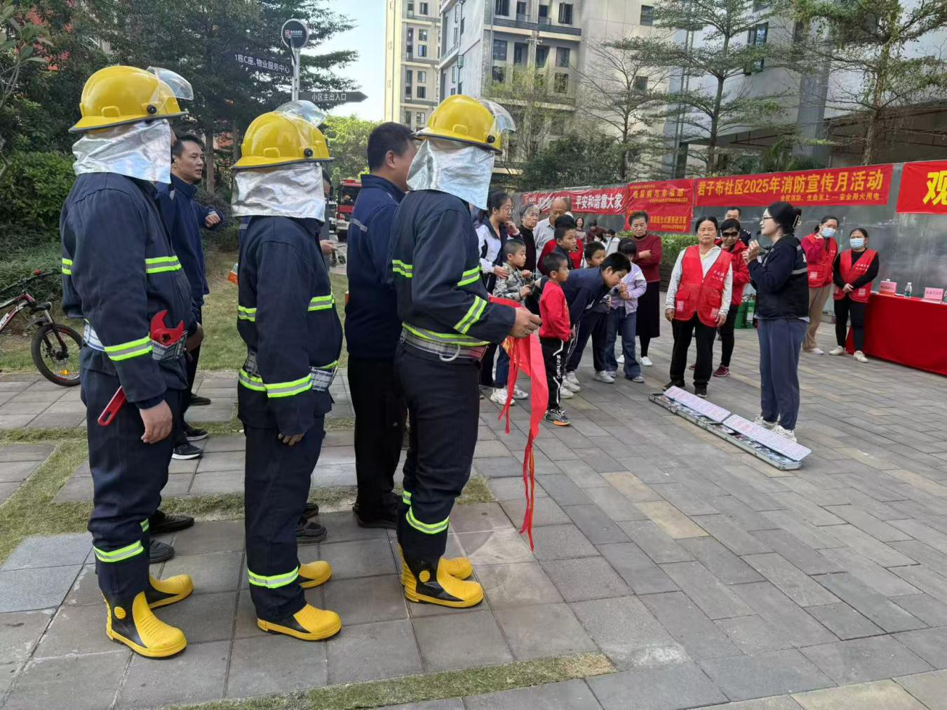 观澜街道开展消防禁毒“安全双守护”活动，筑牢社区安全防线