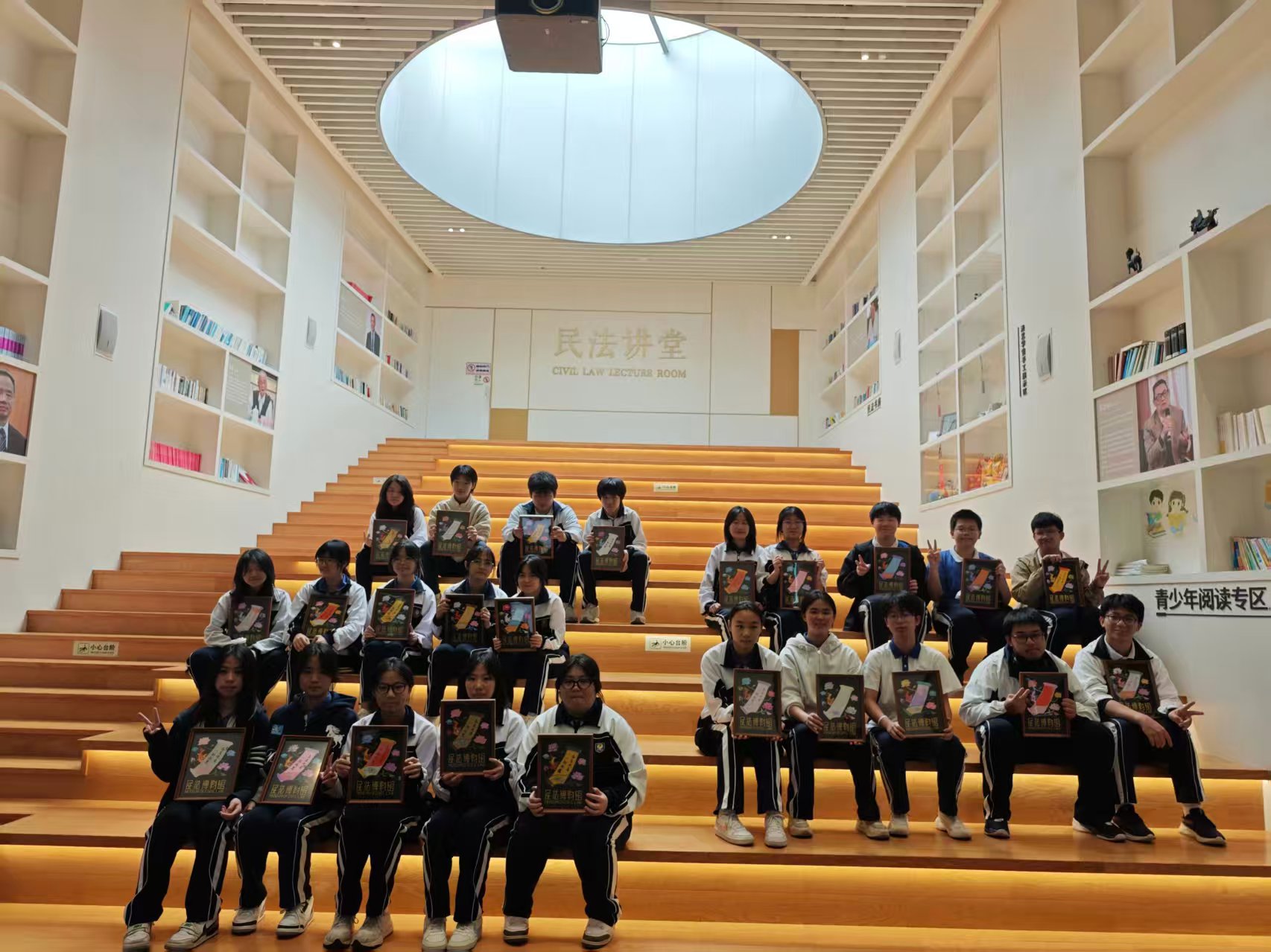 9.龙华中英实验学校学生参与“法艺学堂合影”.jpg