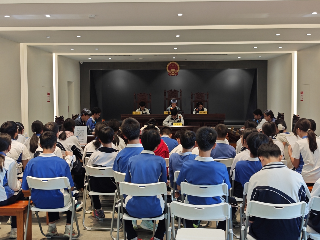11.深圳市坪山区东部湾区实验学校学生开展模拟法庭.jpg