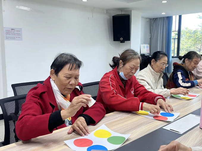 福城街道茜坑社区开展“守护记忆，乐享晚年”阿尔茨海默症预防科普活动3.webp - 副本.png