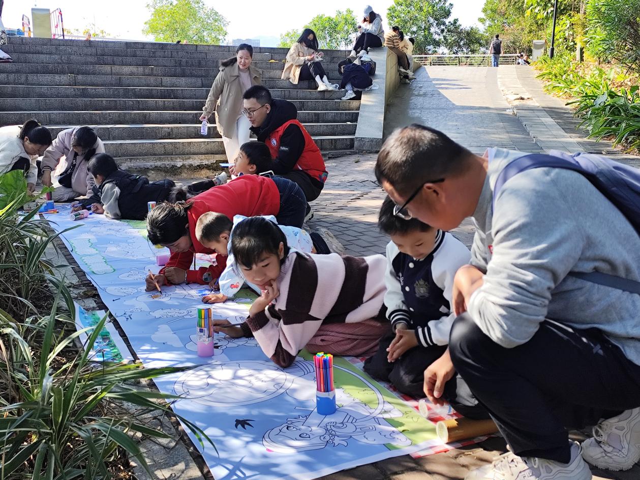 大浪街道新石社区亲子户外共绘绿色环保画卷