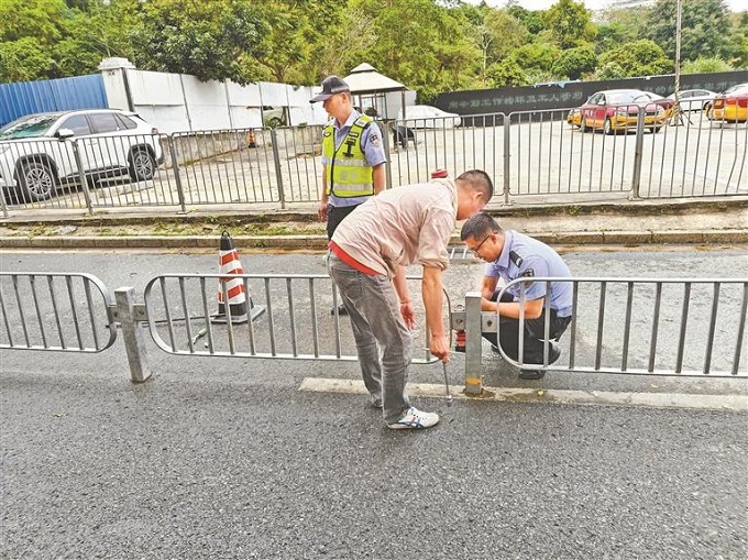 福城街道以城市品质提升为抓手，对辖区道路的路中护栏开展地毯式排查.jpg