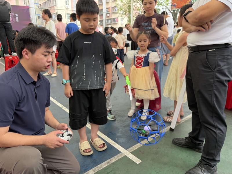 大浪街道新石社区举办首届时尚生活节 零距离感受前沿科技