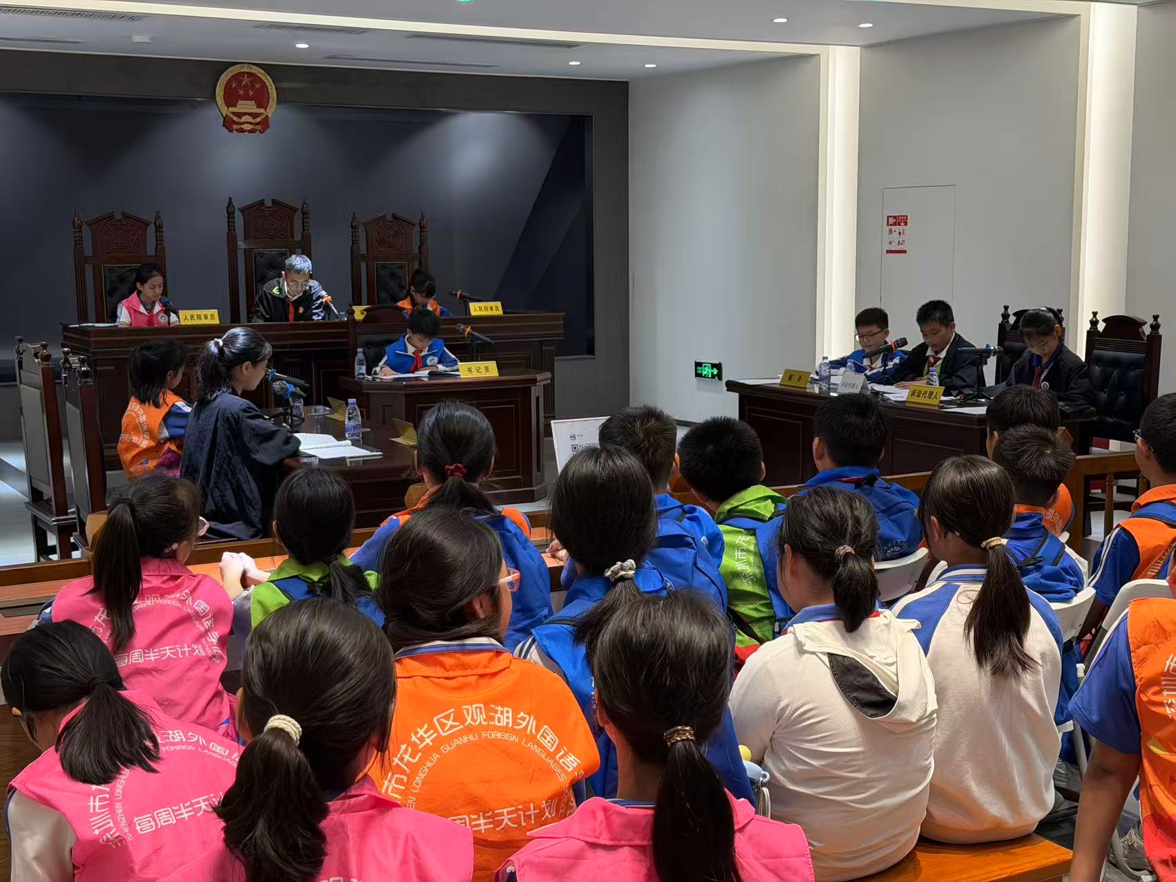 图2:深圳市龙华区观湖外国语学校将“每周半天计划”行走的课堂搬进法庭.docx.jpg