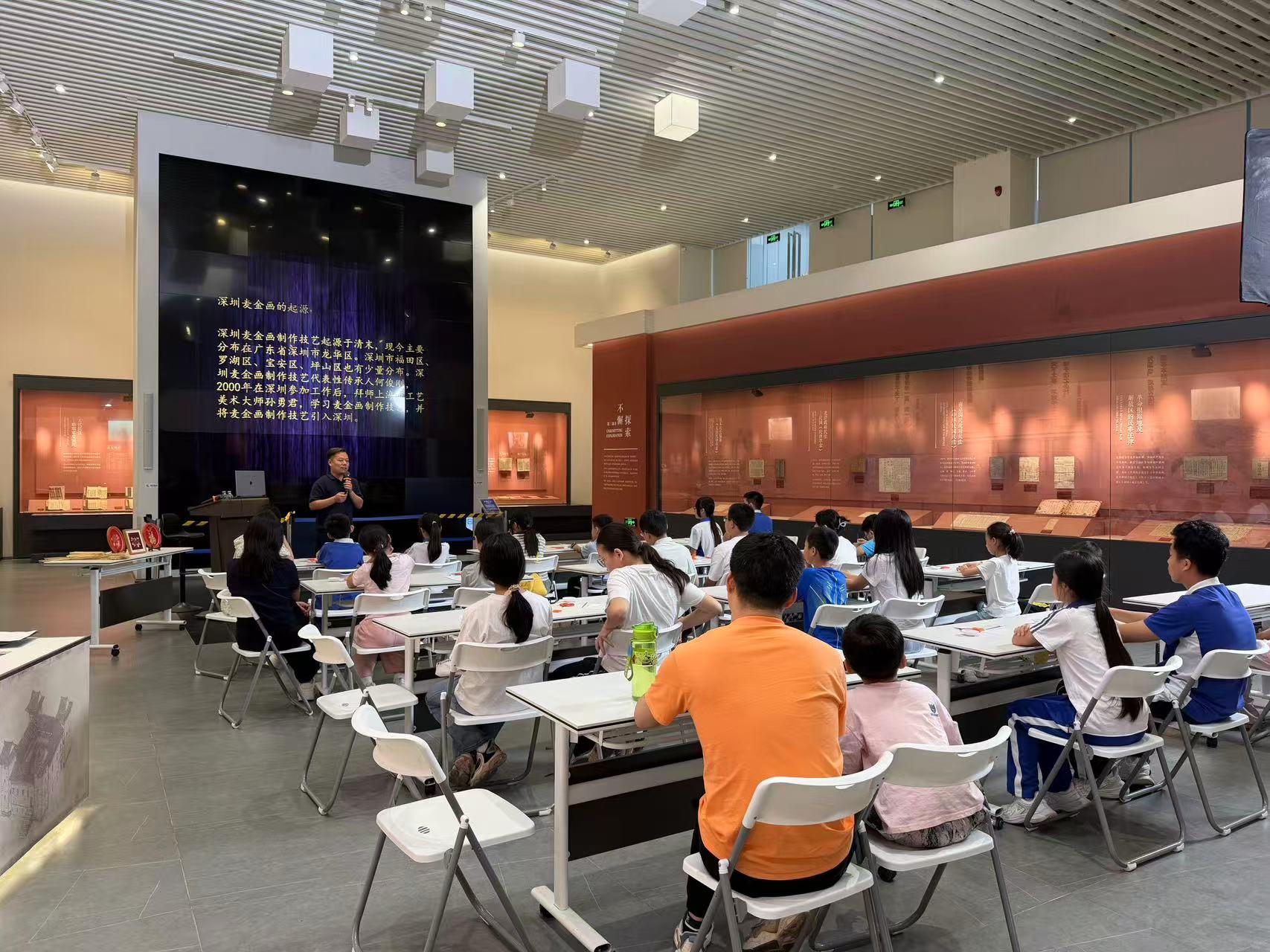图1:民法博物馆邀请市级麦金画非遗传承人开展法艺学堂.jpg
