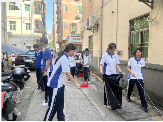 观澜街道桂花社区学子志愿清洁扮靓社区