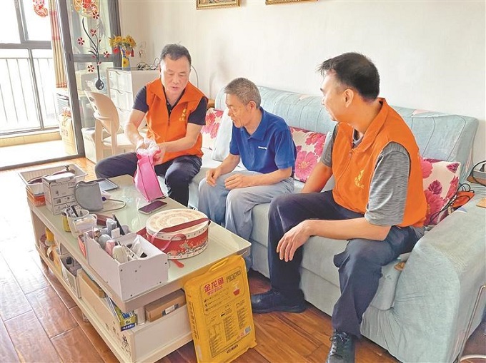 福城街道茜坑社区开展“裹粽送温暖”活动.jpg