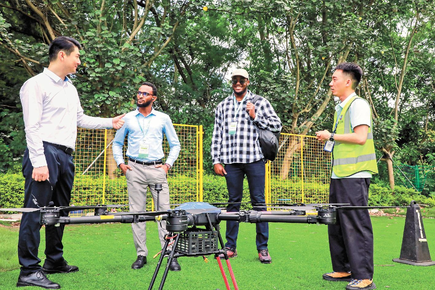 Intl. students explore Longhua's drone training hub,longhua,longhua district,Longhua Government Online