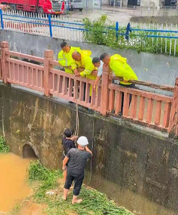 福城街道兴富社区民兵全力筑牢汛期安全防线.jpg