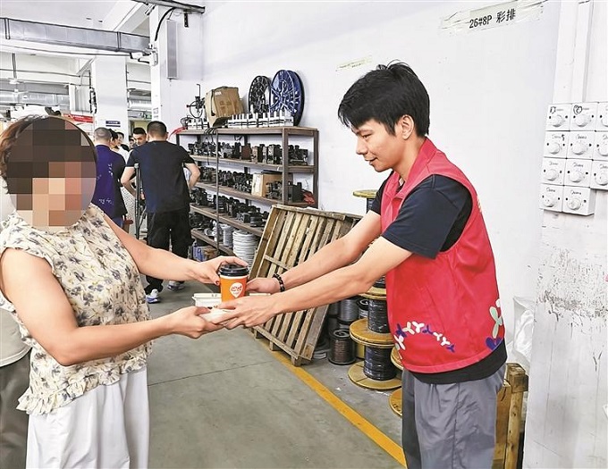 福城街道大水坑社区开展“益企向善·爱心早餐进企业”公益慰问活动2.jpg