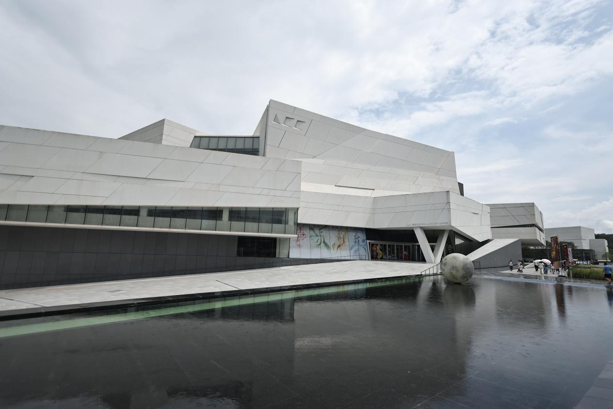 Readers explore new Longhua Library on opening day,longhua,longhua district