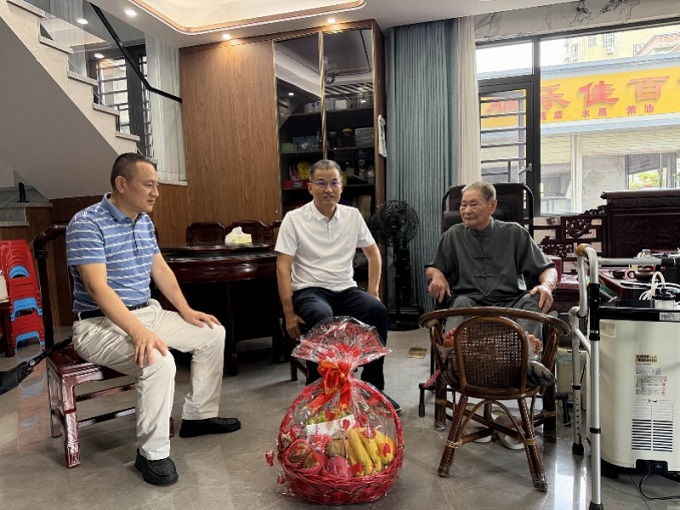 “六必访”见行动，福城街道慰问优抚对象.jpg