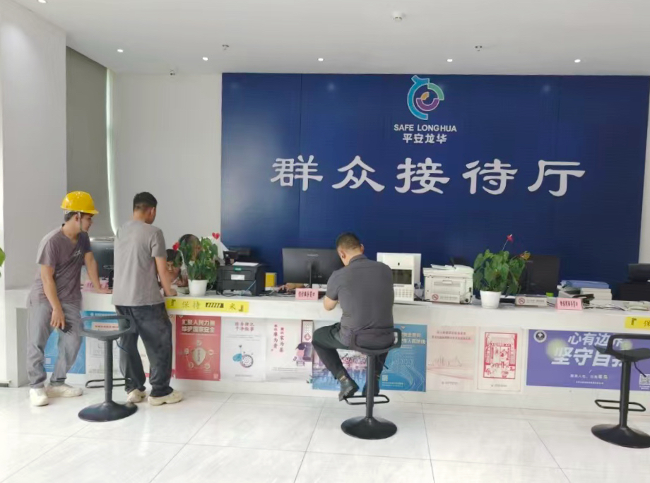 派驻街道法官助理刁风军接待当事人.jpg