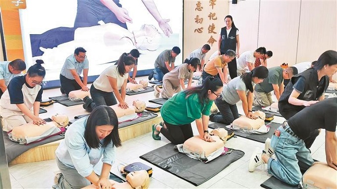 福城章阁社区:一堂应急救护培训“秒变”生命救援现场.jpg