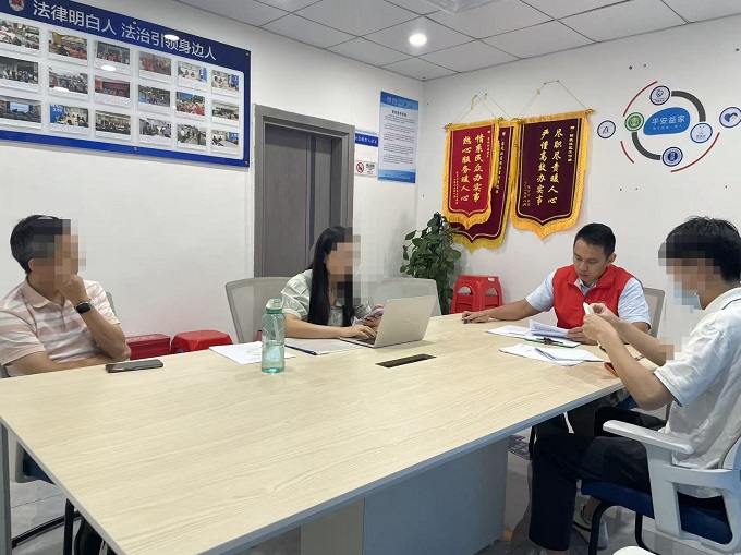 福城街道茜坑社区调解员李昊权:扎根一线筑牢矛盾化解防线1.jpg