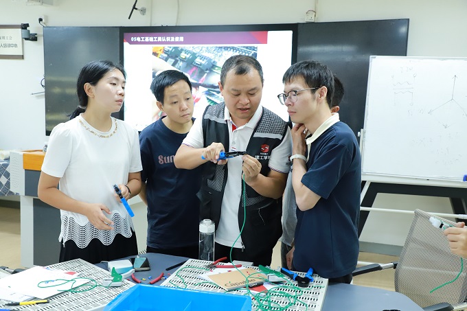 福城街道章阁社区“AI+装配电工”技能提升班开班4.jpg