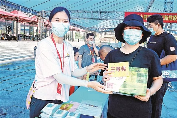 龙华区各街道社区多举措鼓励居民接种，对有需求居民还提供免费接送服务.jpg