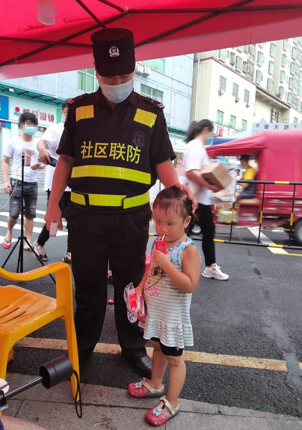 保安员龙华街头偶遇迷路女童，暖心陪伴助其找到家人2.jpg