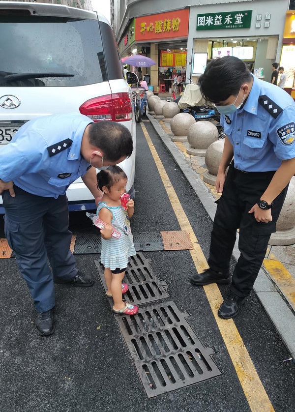 保安员龙华街头偶遇迷路女童，暖心陪伴助其找到家人.jpg