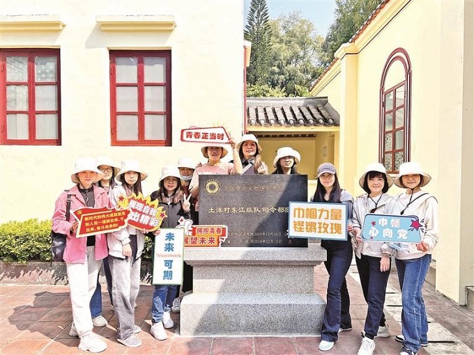 福城街道大水坑社区女同胞参观东江纵队旧址.jpg