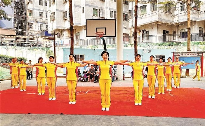 福城街道大水坑社区营造全民运动氛围，老少同台一起跳佳木斯健身操.jpg