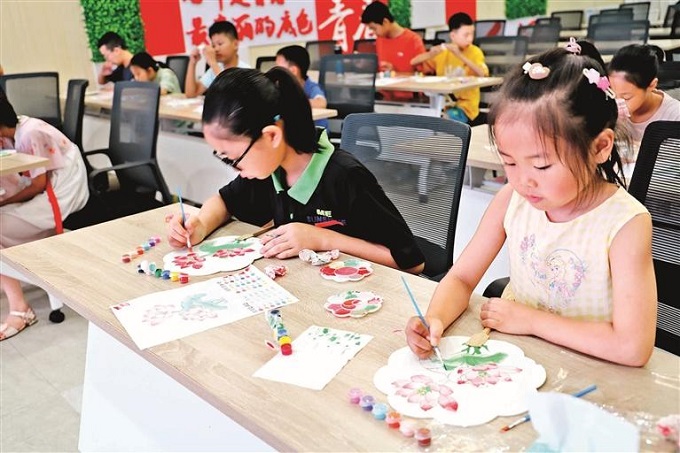 福城街道章阁社区20名儿童巧手绘团扇.jpg