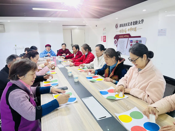 福城街道茜坑社区开展“守护记忆,乐享晚年”阿尔茨海默症预防科普活动1.webp - 副本.png