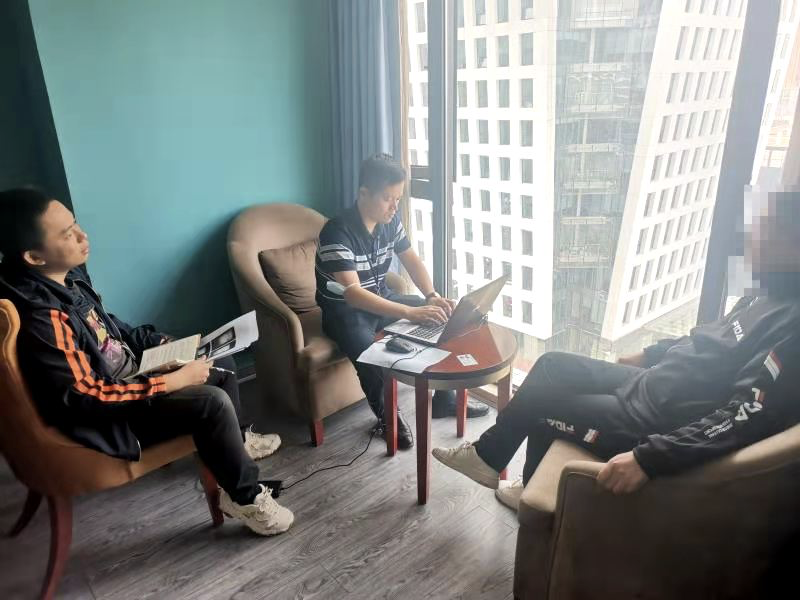 民警带领队员在走访事主，制作事主笔录.png
