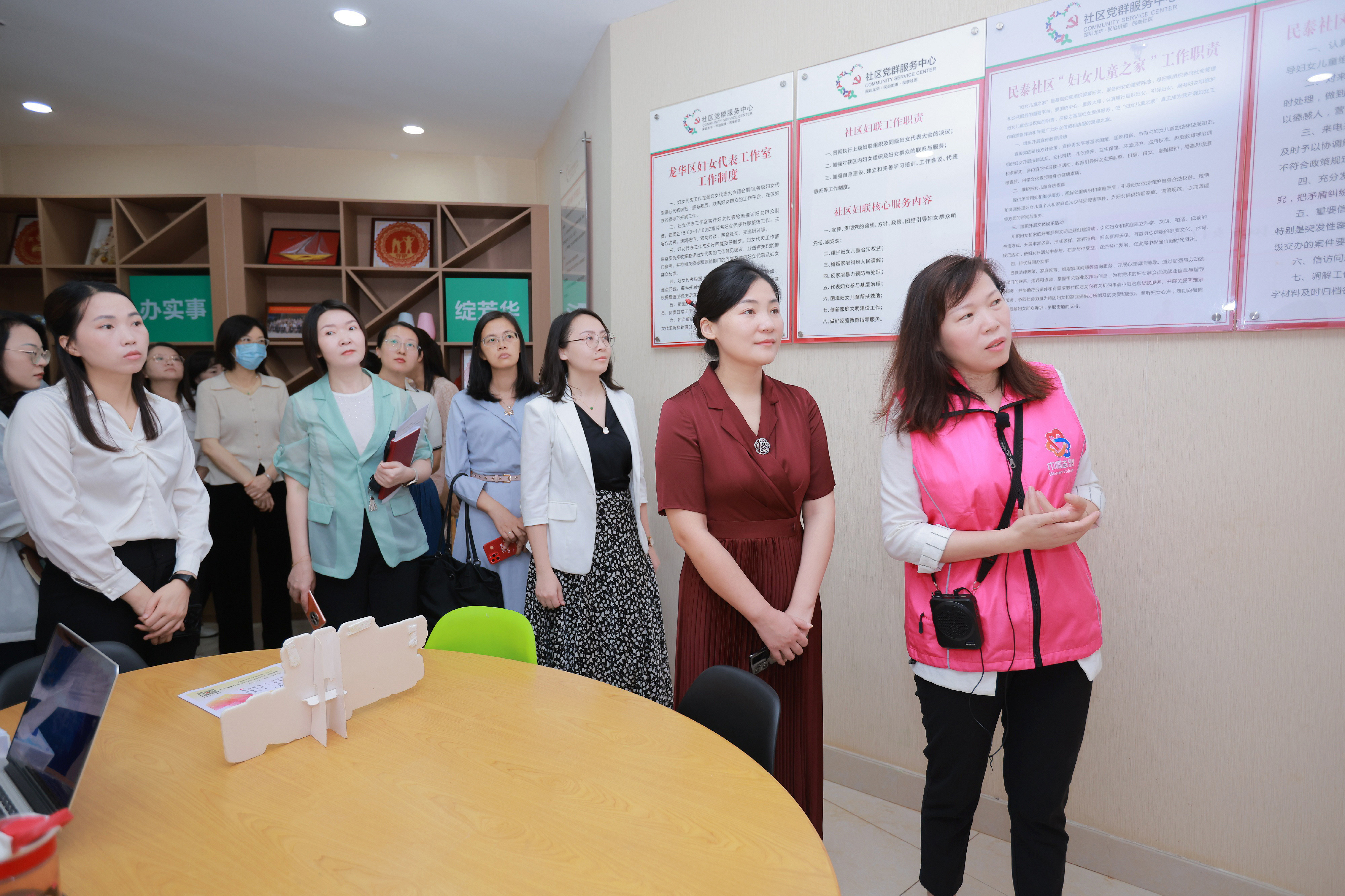 唐敏主席参观上河坊网格妇联阵地.jpg
